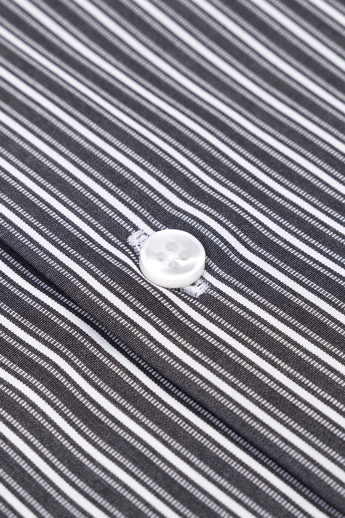Gros plan sur le col italien blanc et les poignets mousquetaire de la chemise Slim Fit