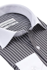 Seitenansicht des Slim Fit Hemdes mit feinen Schwarz-Weiß Streifen und kontrastierendem weißen Kragen
