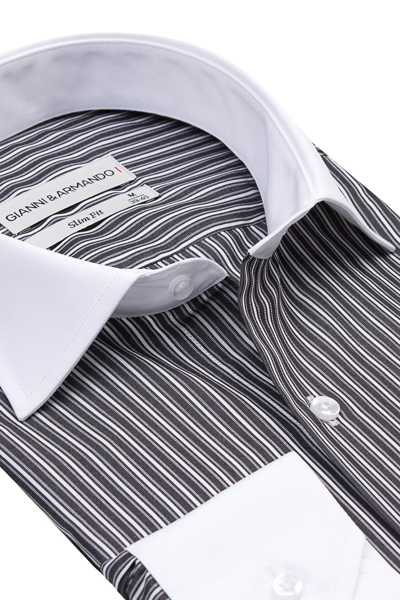 Seitenansicht des Slim Fit Hemdes mit feinen Schwarz-Weiß Streifen und kontrastierendem weißen Kragen