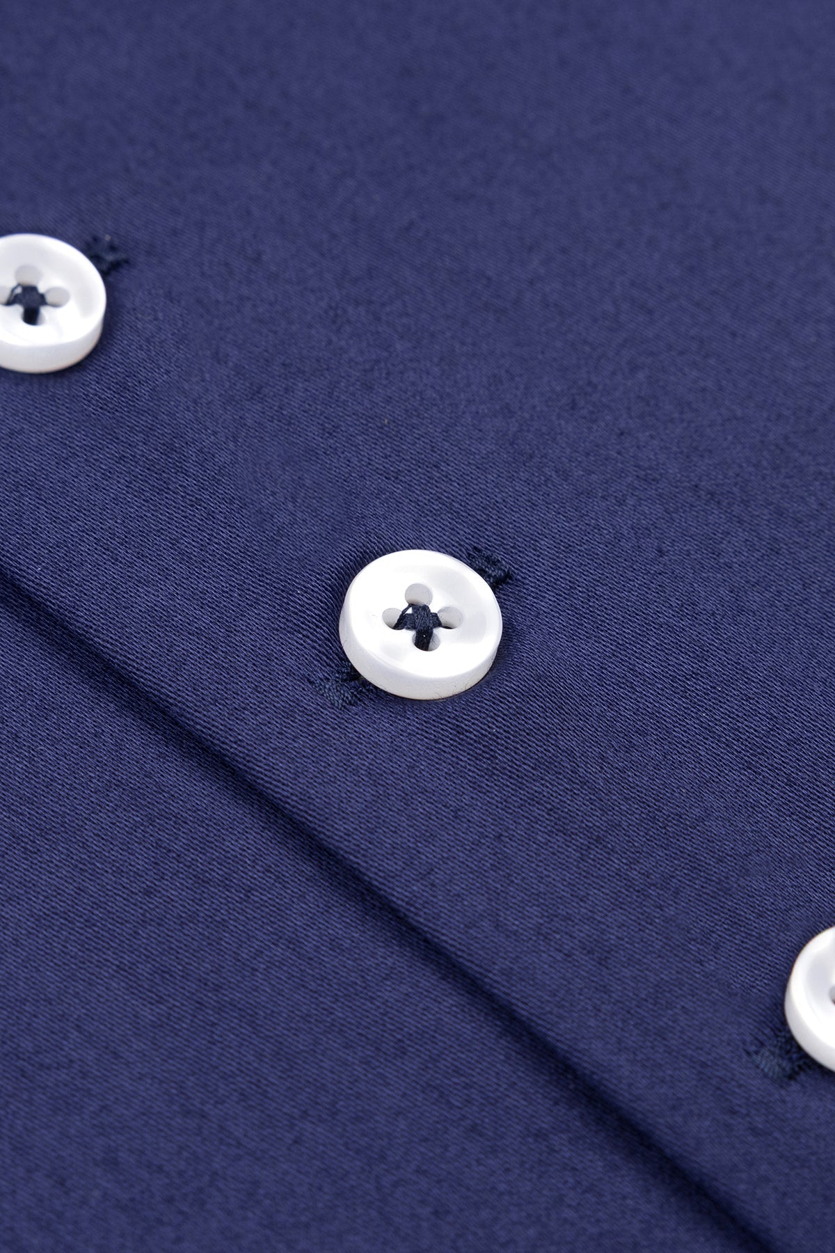 Chemise décontractée Slim Fit en bleu marine sur fond blanc, col Kent au premier plan