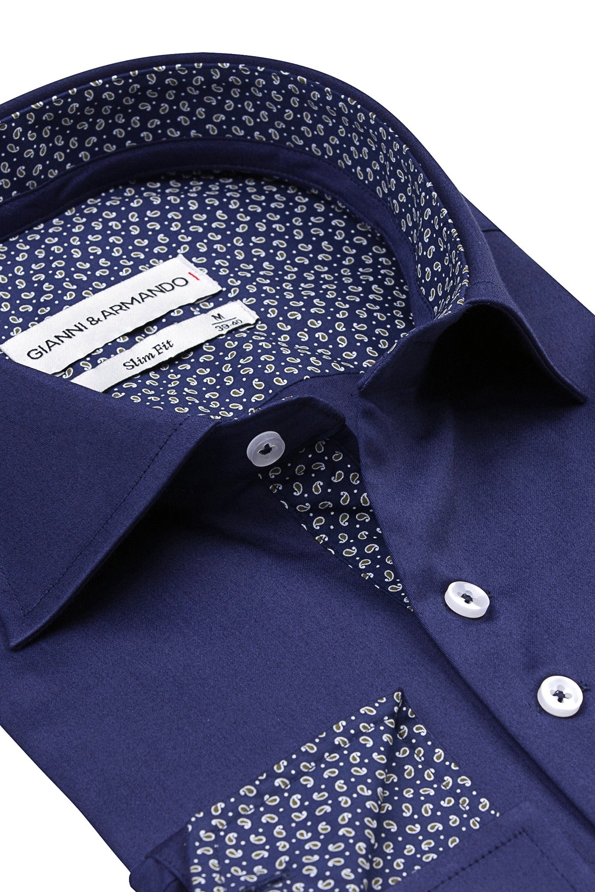 Homme portant la chemise décontractée Slim Fit en bleu marine dans un cadre urbain