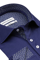 Mann trägt das Slim Fit Freizeithemden in Navy-Blue in urbanem Umfeld