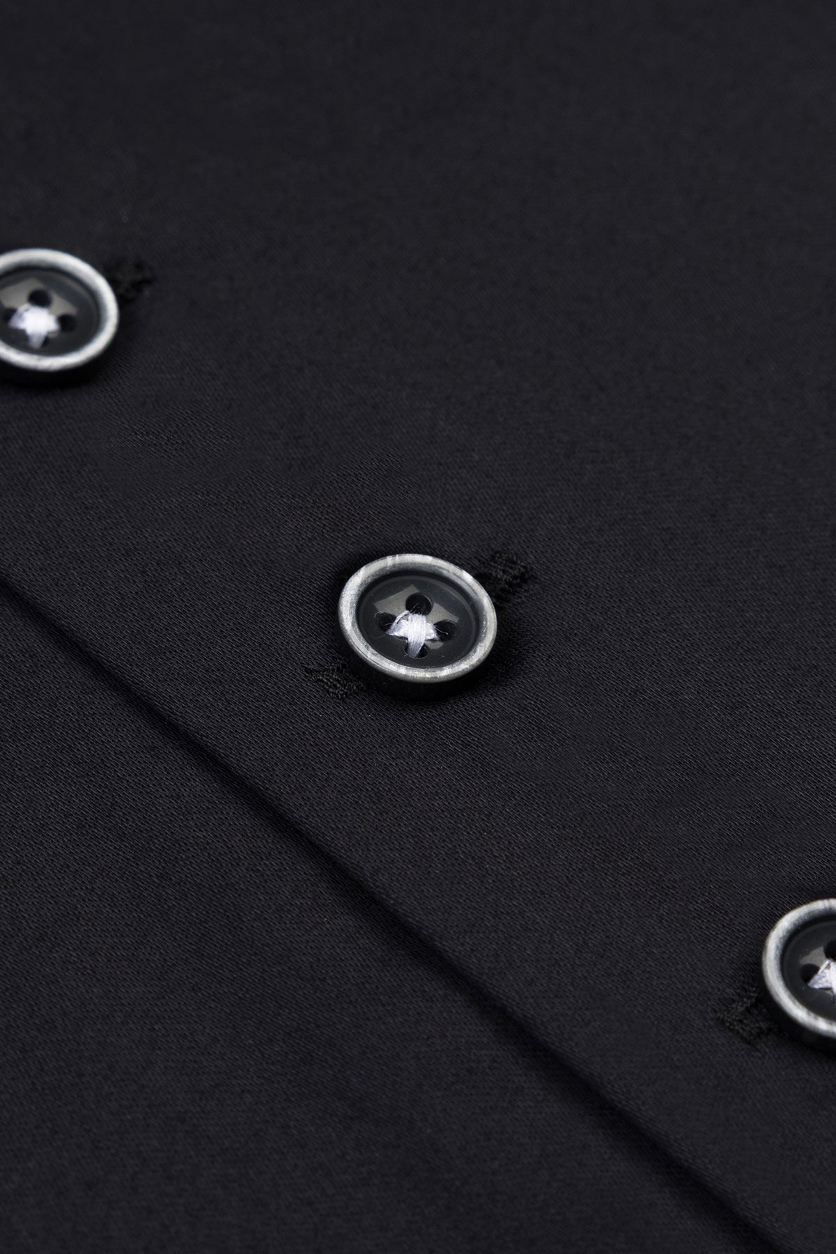 Homme portant la chemise décontractée Slim Fit Original en noir – look business moderne.