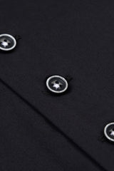 Mann trägt das Slim Fit Original Freizeithemd in Schwarz – moderne Business-Look.