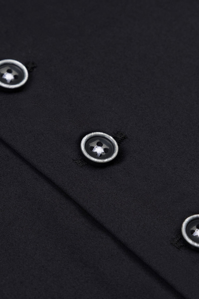 Mann trägt das Slim Fit Original Freizeithemd in Schwarz – moderne Business-Look.