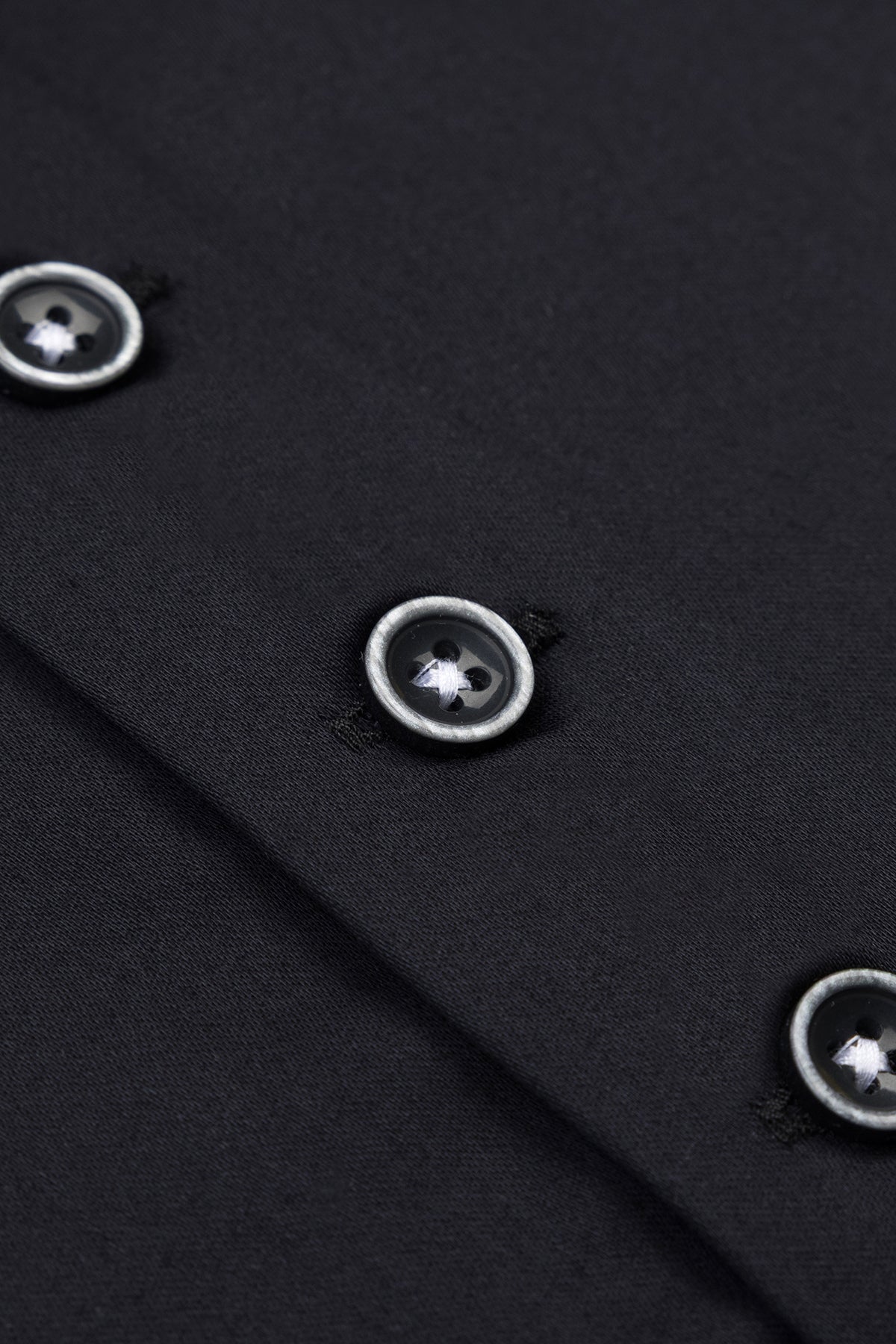 Model trägt das Slim Fit Hemd in Schwarz, betont die moderne Silhouette
