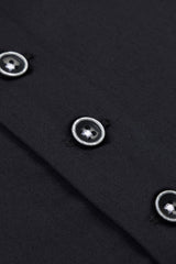 Model trägt das Slim Fit Hemd in Schwarz, betont die moderne Silhouette