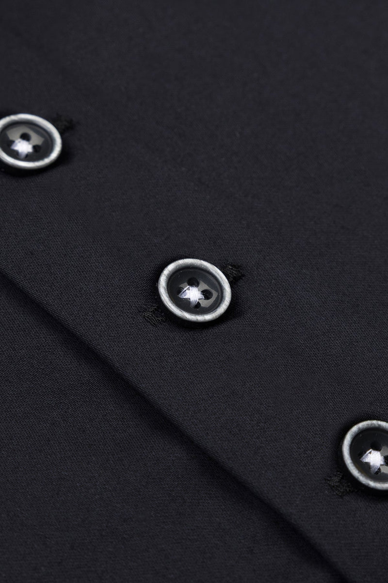 Model trägt das Slim Fit Hemd in Schwarz, betont die moderne Silhouette