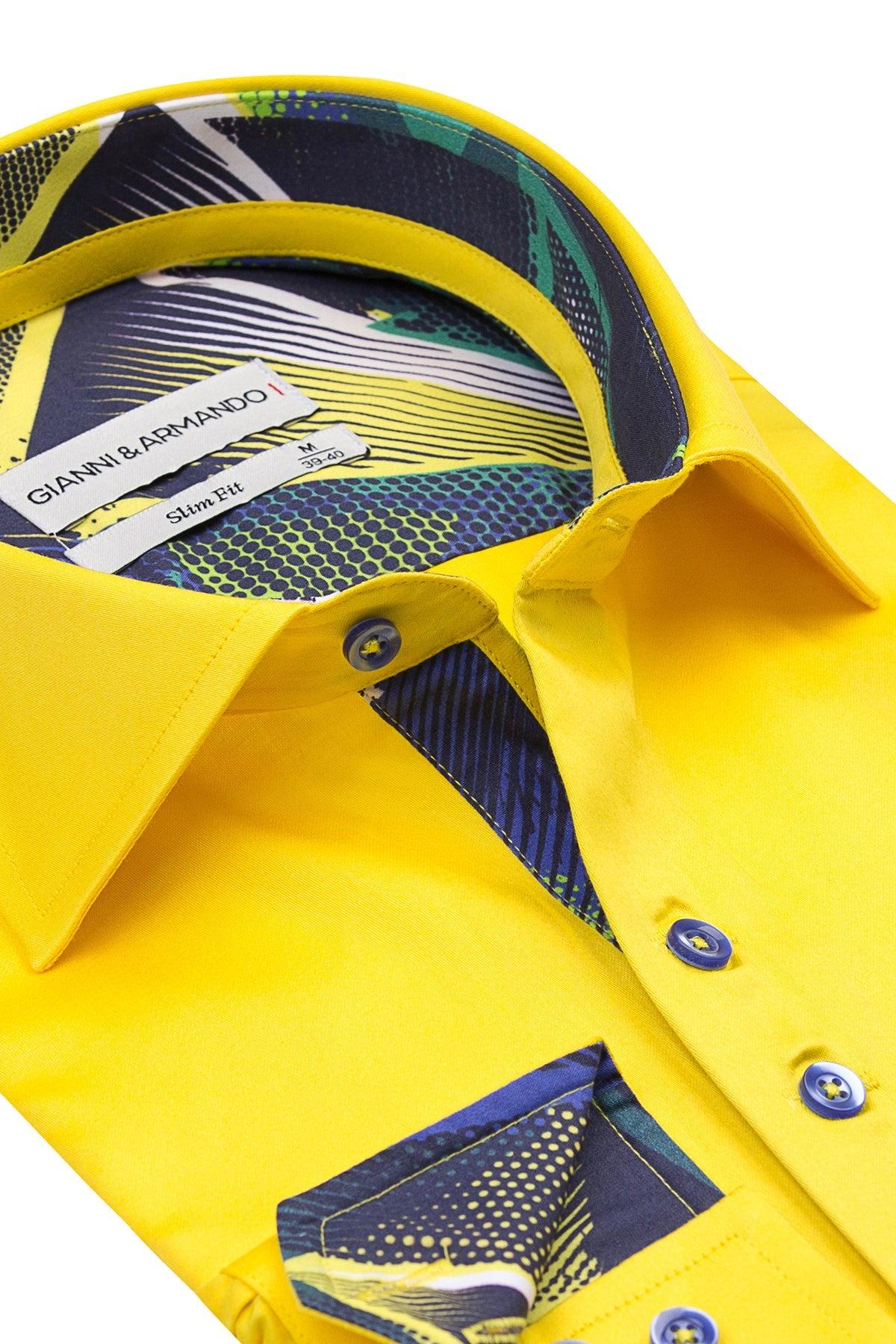 Chemise jaune portée par un élégant mannequin masculin au bureau