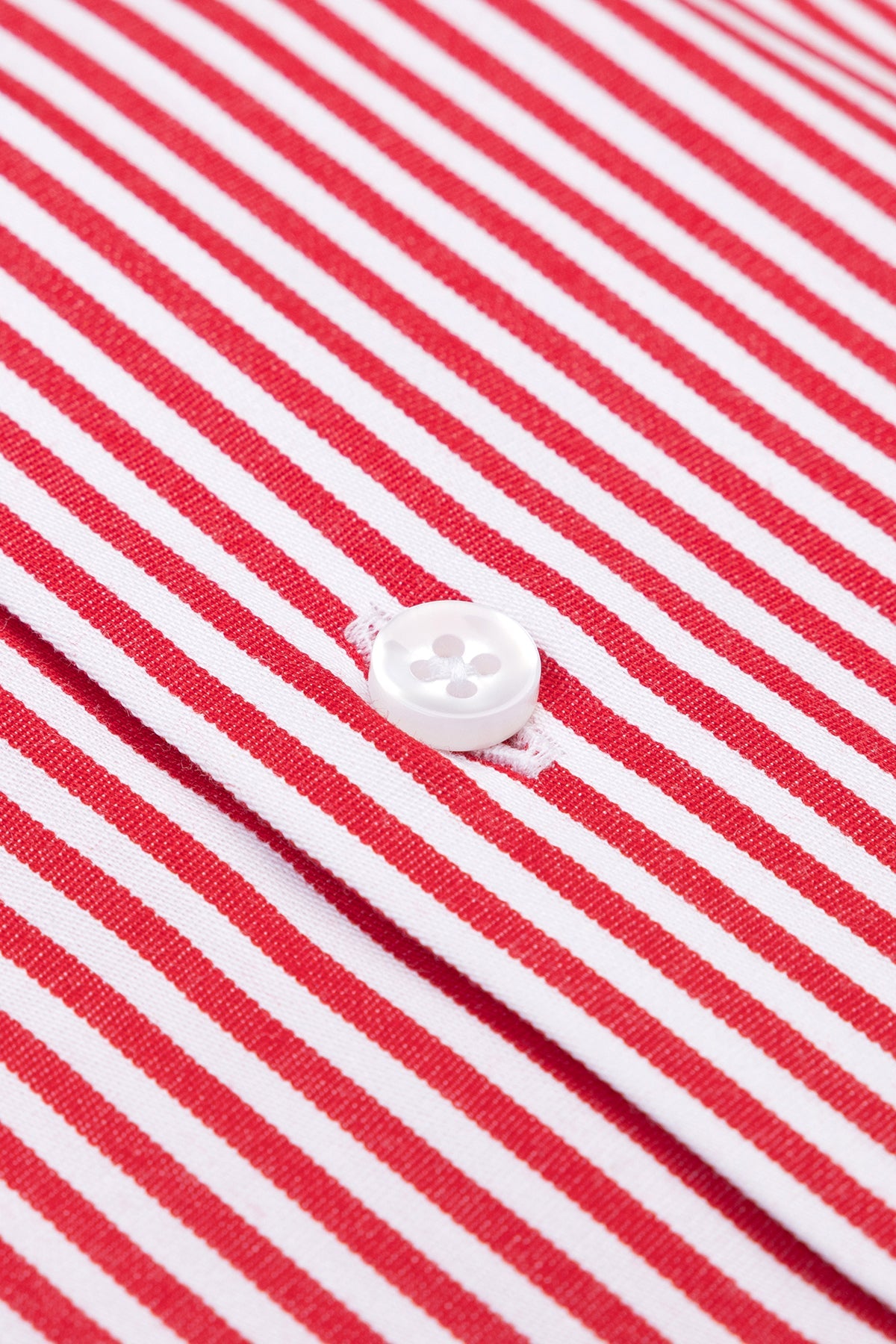 Gros plan sur le col Kent blanc à fines rayures rouges de la chemise business Slim Fit