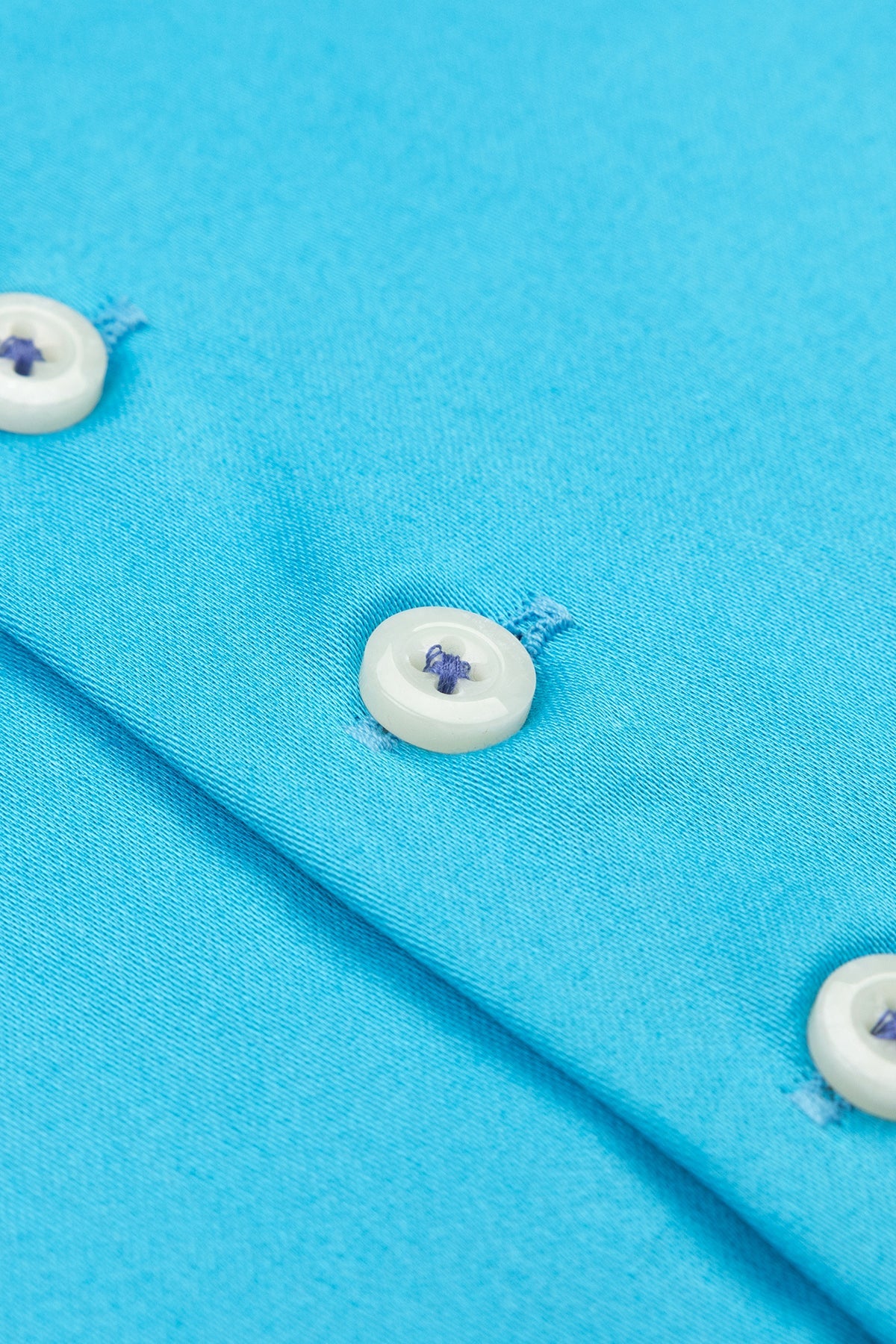 Photo lifestyle : chemise décontractée Slim Fit en bleu turquoise, portée en milieu urbain.