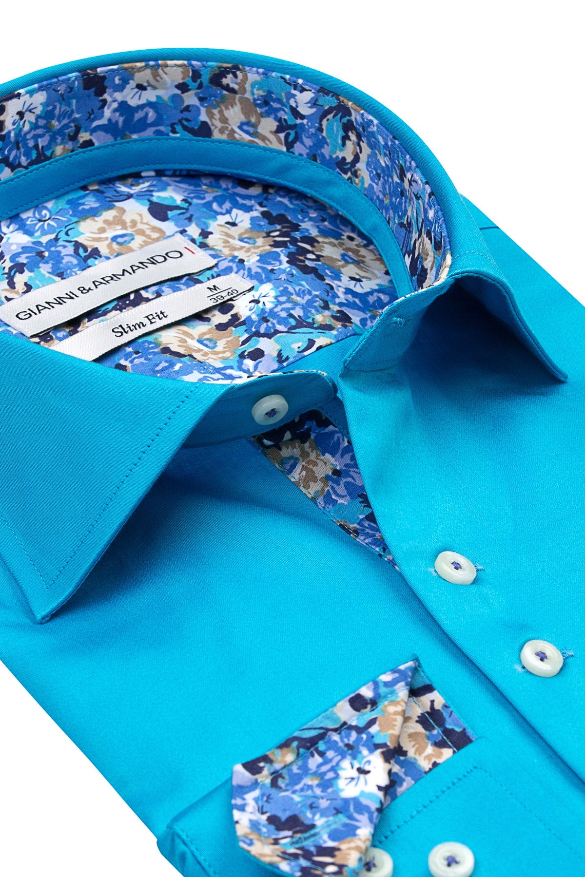 Modèle portant la chemise décontractée Slim Fit en bleu turquoise, montrant la coupe au quotidien.