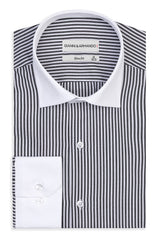 Slim-Fit Business Hemd mit Schwarz Streifen, kontrastierendem weissen Kragen und Manschetten.