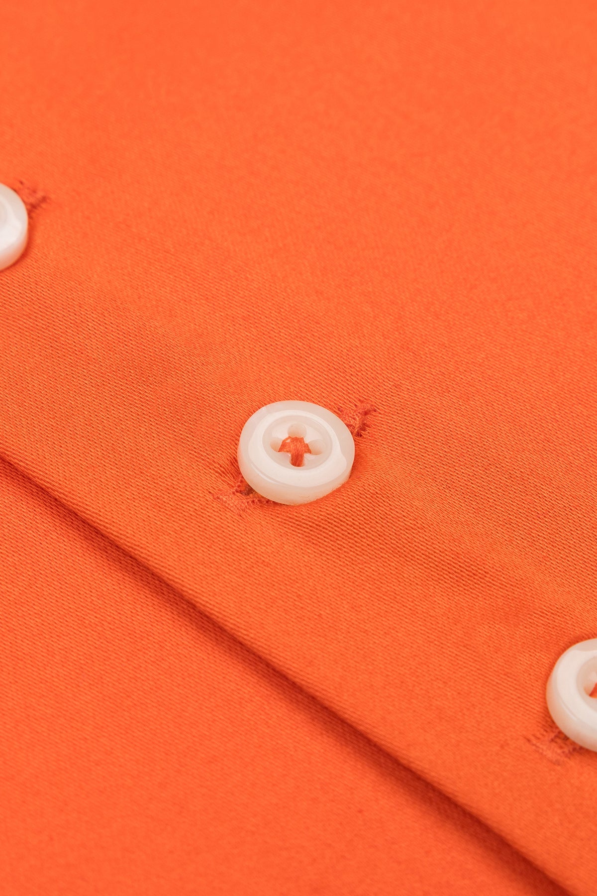 Homme portant la chemise décontractée Slim Fit orange dans un cadre urbain