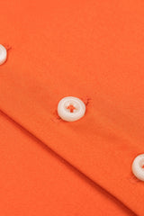 Mann trägt das Slim Fit Orange Freizeithemd in urbanem Setting