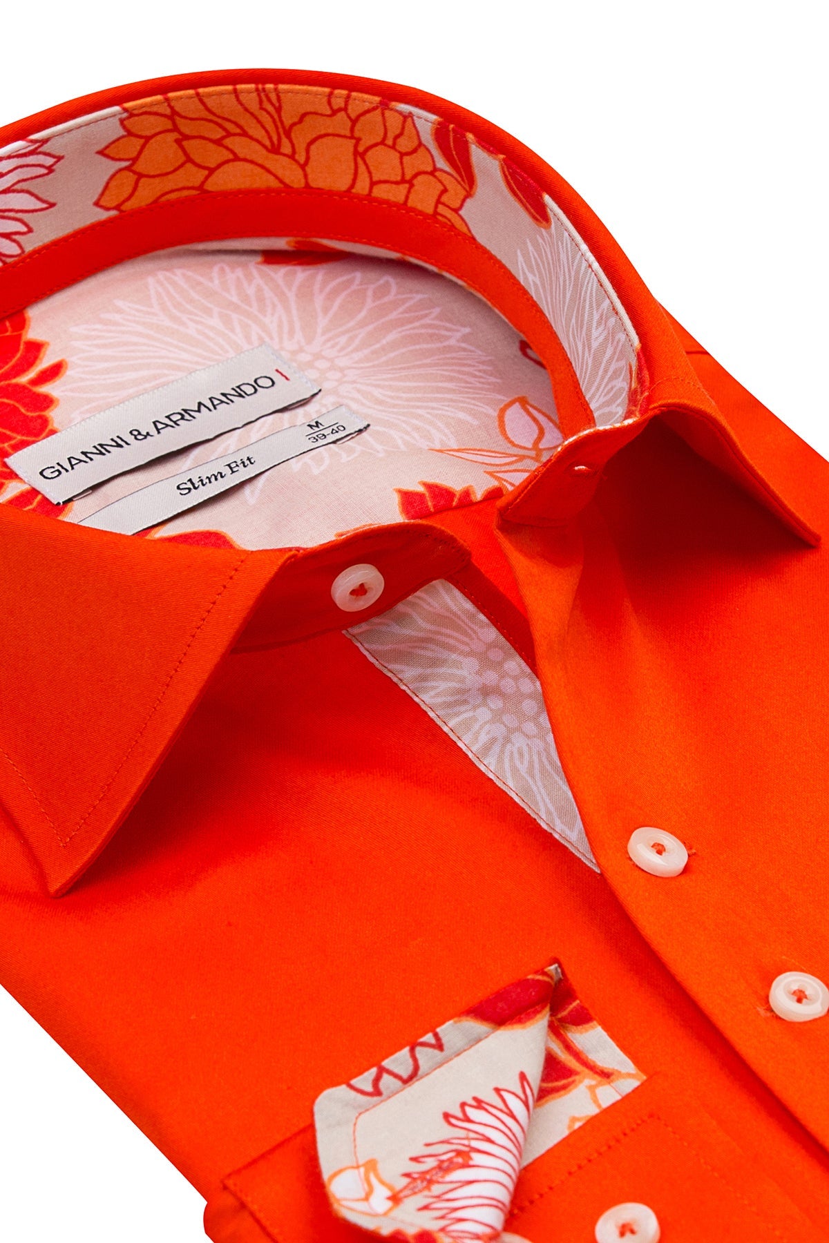 Gros plan sur la structure en coton de la chemise Slim Fit orange
