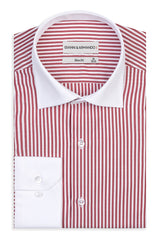 Slim-Fit Business Hemd mit Rot Streifen, kontrastierendem weissen Kragen und Manschetten.