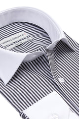 Vollansicht des Slim-Fit Hemdes, das die schwarze Basis mit weißen Streifen zeigt.