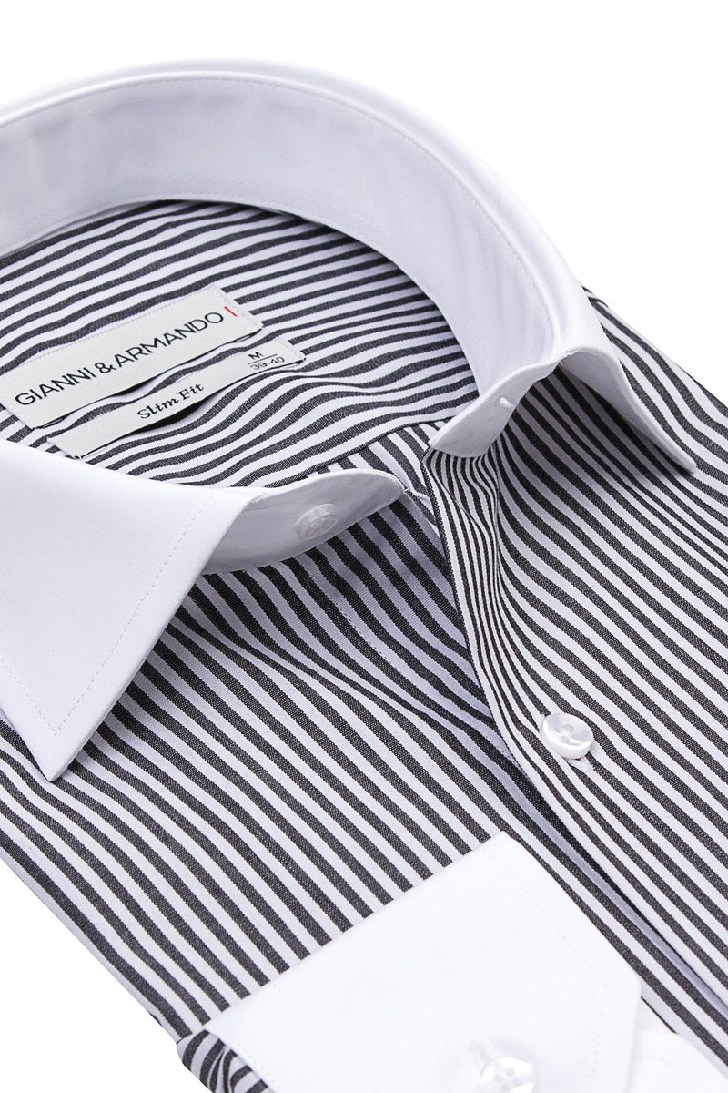 Vollansicht des Slim-Fit Hemdes, das die schwarze Basis mit weißen Streifen zeigt.