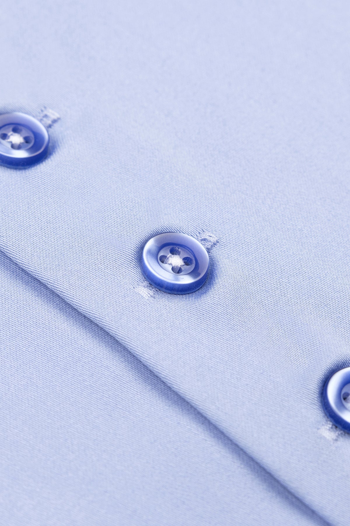 Rückansicht des hellblauen Slim Fit Hemdes, zeigt das dezente Muster