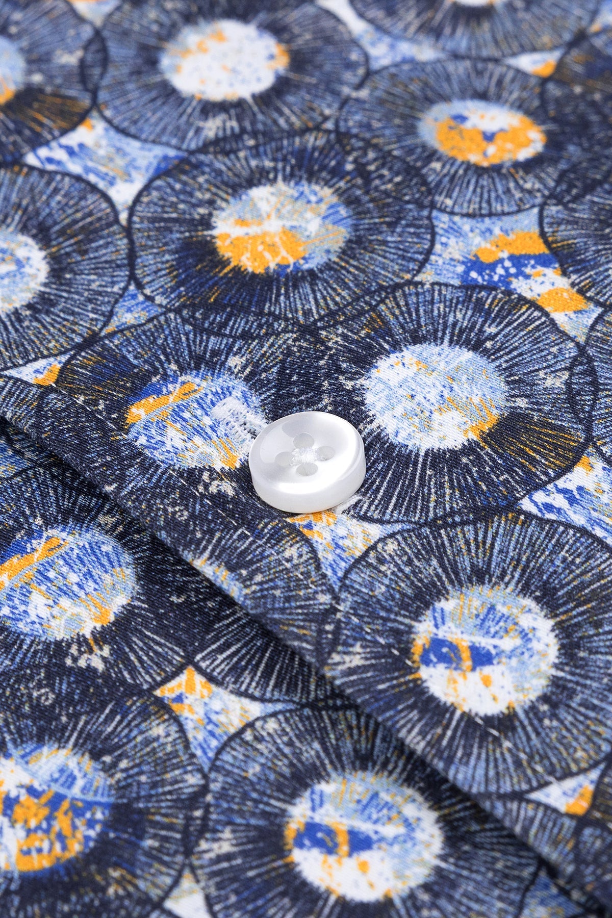 Modell trägt das Slim-Fit-Button-Down-Hemd in Multicolor auf einer neutralen Hintergrund.