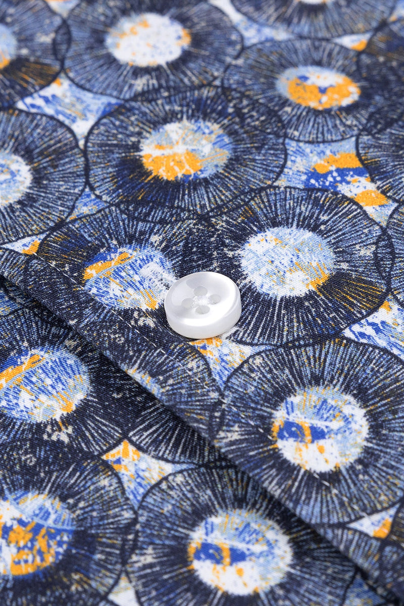 Modell trägt das Slim-Fit-Button-Down-Hemd in Multicolor auf einer neutralen Hintergrund.