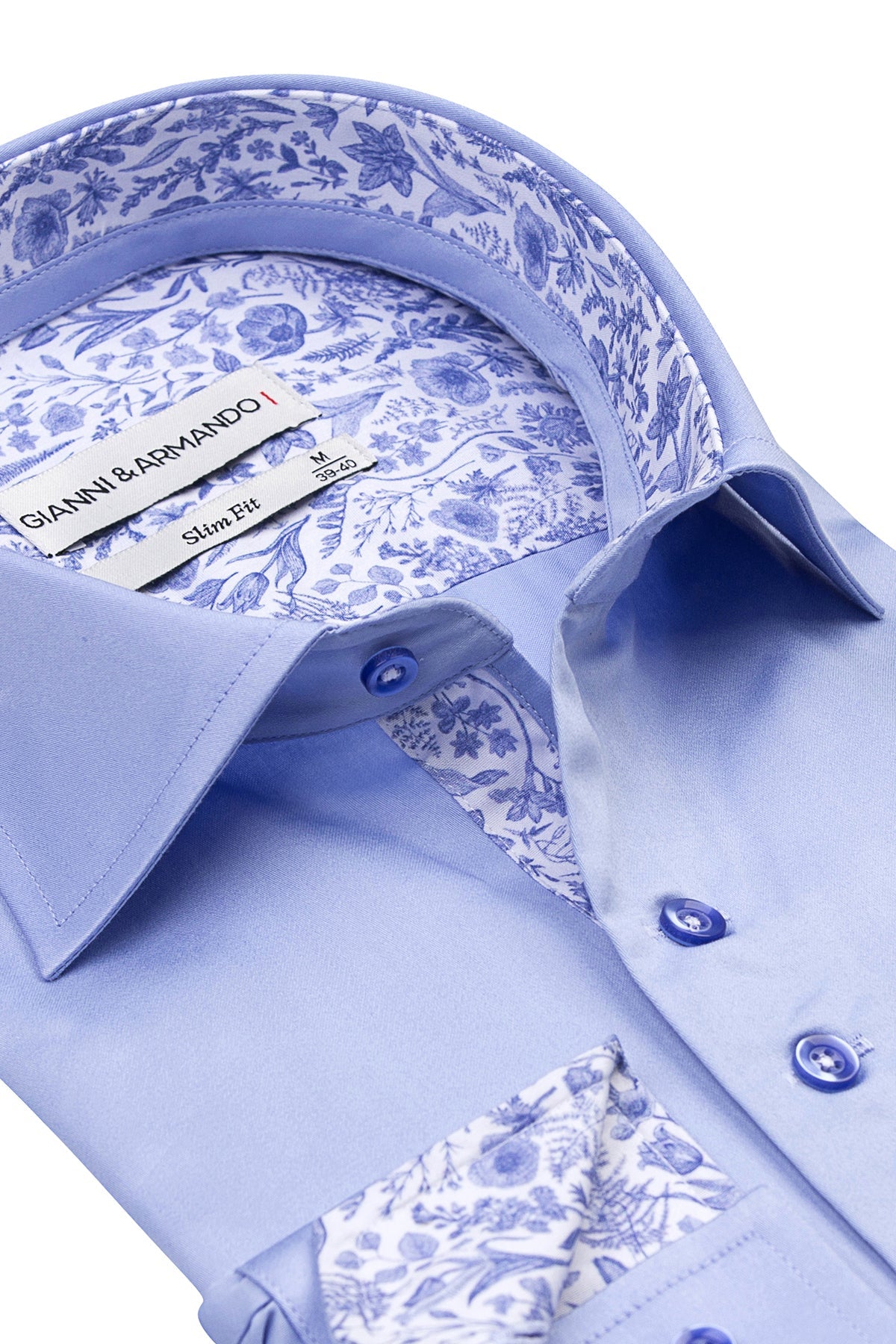 Seitliche Ansicht des hellblauen Slim Fit Hemdes, betont die schlanke Passform