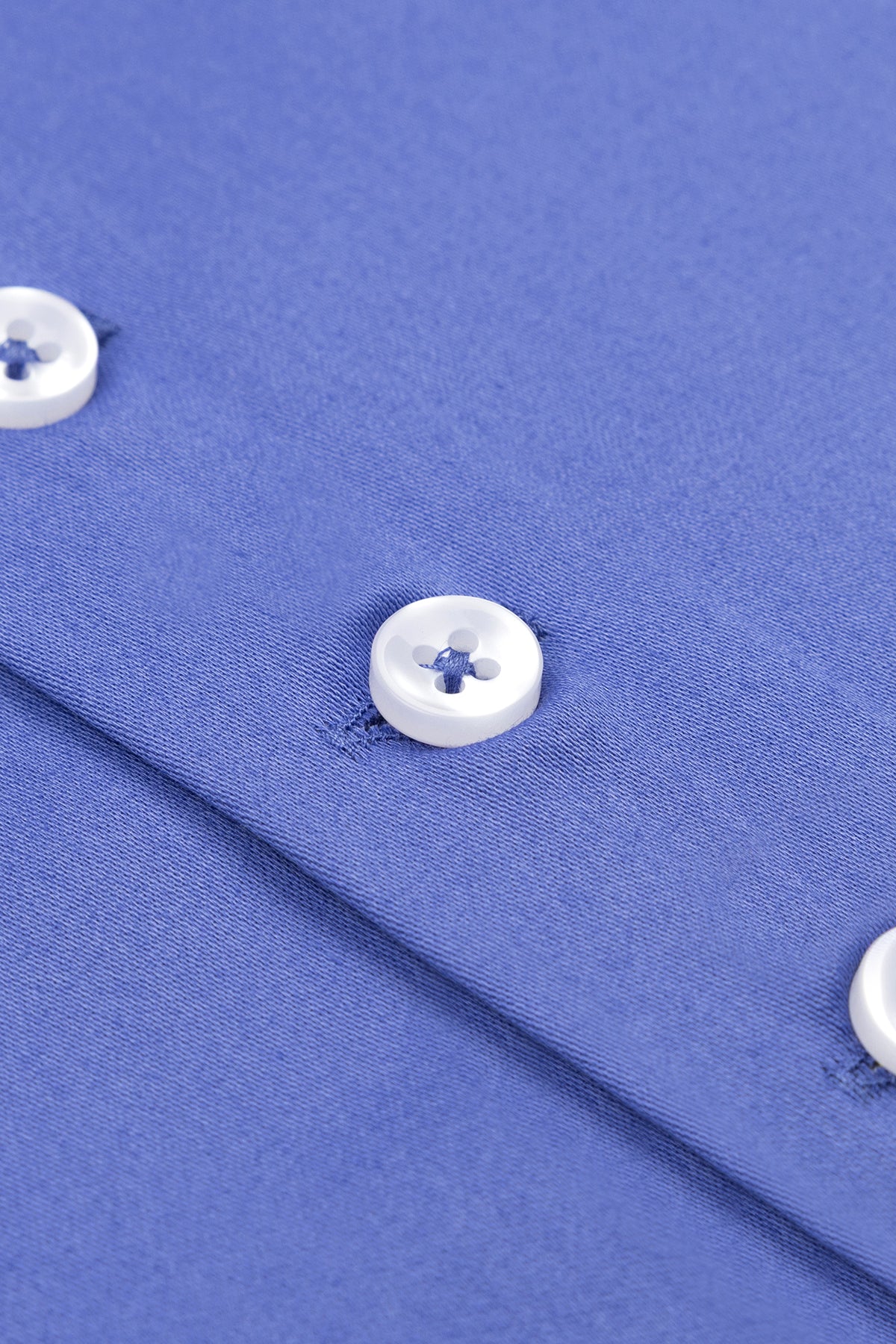 Nahaufnahme des Kent-Kragens des Slim Fit Freizeithemdes.