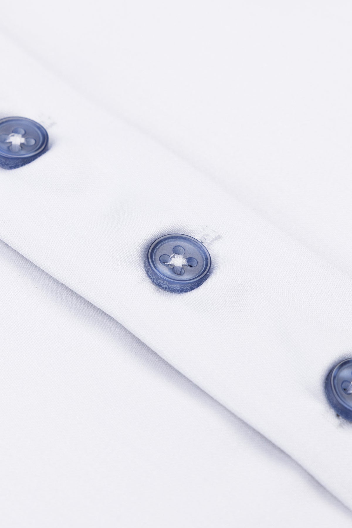 Un homme porte la chemise blanche Slim Fit dans un cadre de bureau moderne