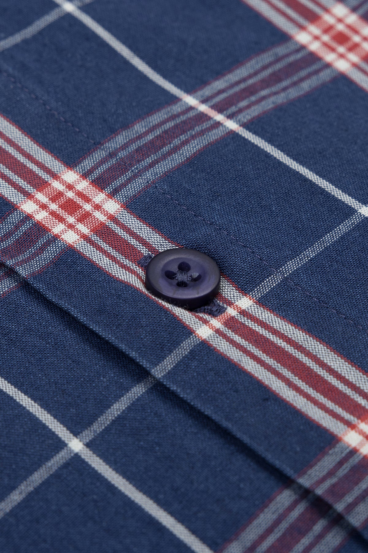 Modell trägt Slim Fit Button-Down Karohemd – Business-Look