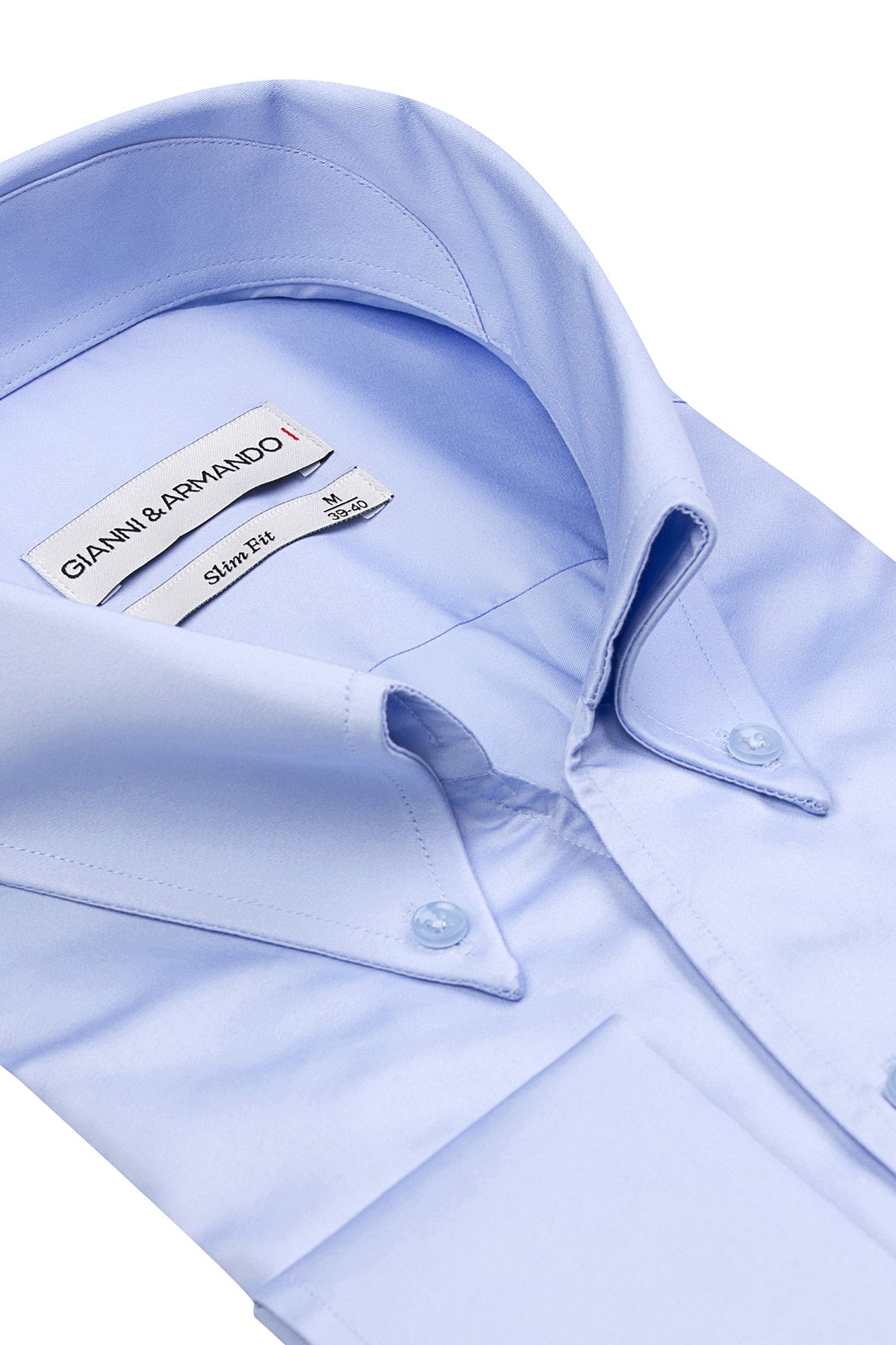 Detailaufnahme der Doppelmanchetten und des Button-Down-Kragens des Hellblau-Hemds