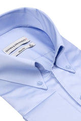Detailaufnahme der Doppelmanchetten und des Button-Down-Kragens des Hellblau-Hemds