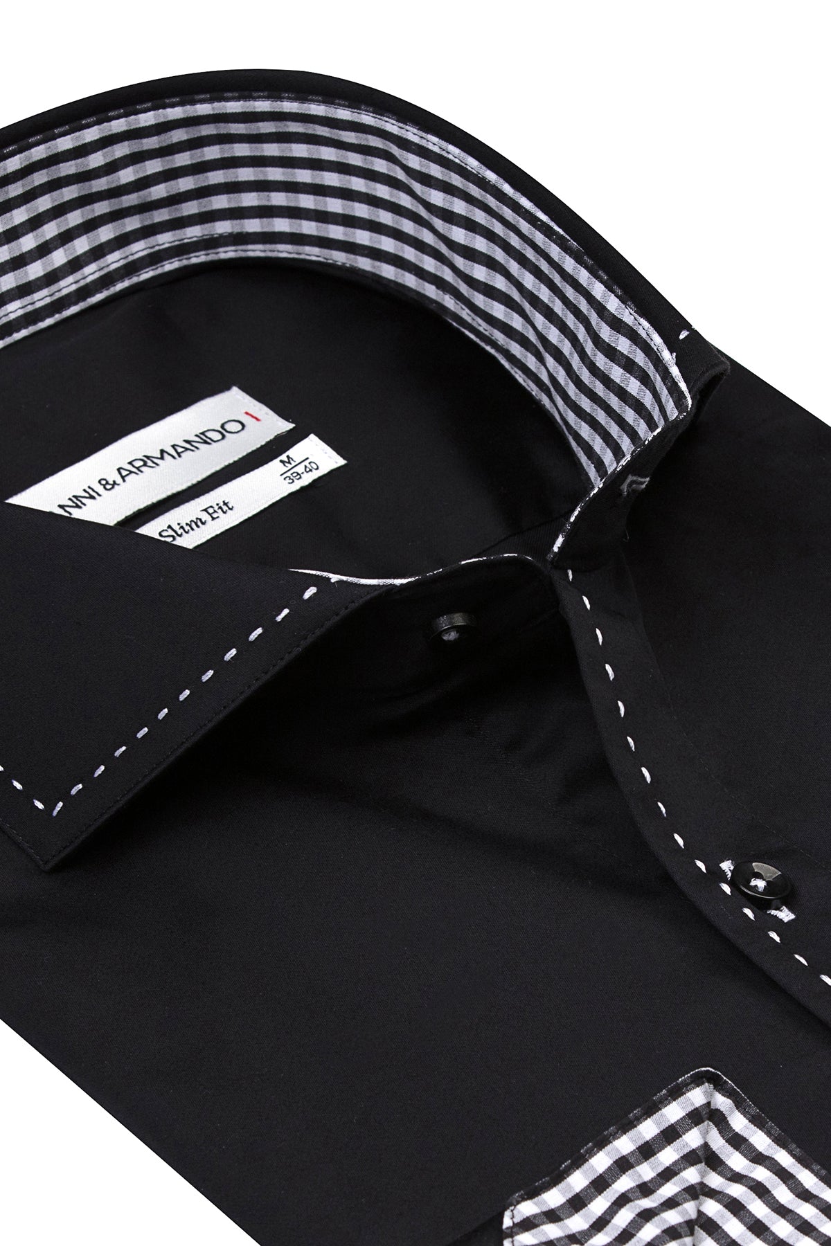 Seitliche Ansicht des Slim Fit Herrenhemds mit kontrastreichen weißen Punktnähten und italienischem Kragen