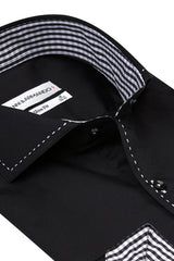Seitliche Ansicht des Slim Fit Herrenhemds mit kontrastreichen weißen Punktnähten und italienischem Kragen