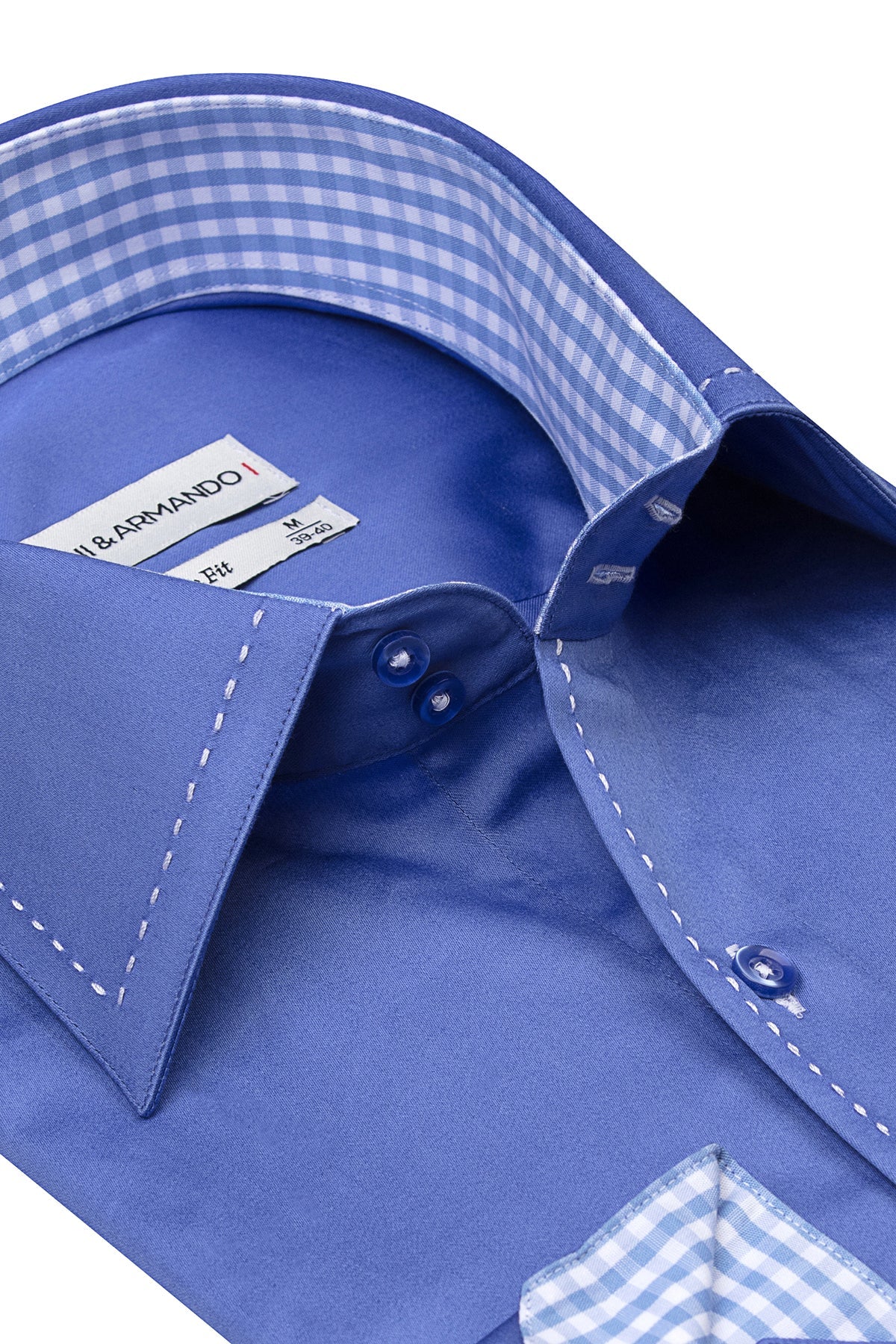 Seitlicher Blick auf das Herrenhemd Hochkragen Slim Fit Blau, Kontrastnähten sichtbar
