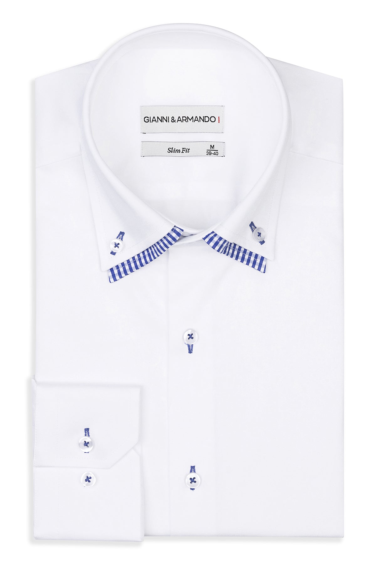 Vorderansicht des weißen Slim Fit Hemdes mit Doppelkragen, detailiert auf die elegante Passform fokussiert.