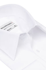 Rückansicht des weißen Slim Fit Hemdes mit langem Kragen