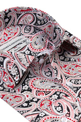 Seitliche Ansicht des Slim-Fit-Hemd mit mehrfarbigem Paisley-Muster, betont die Passform.