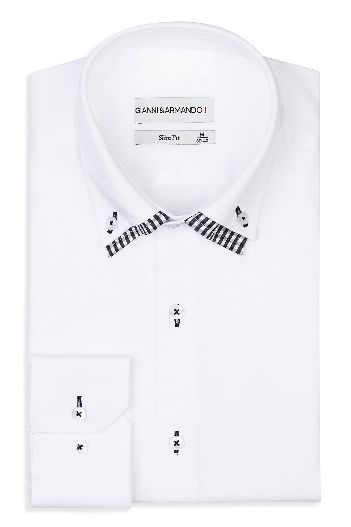 Vorderansicht des weißen Slim-Fit-Hems mit Doppelkragen und Knopfverschluss.