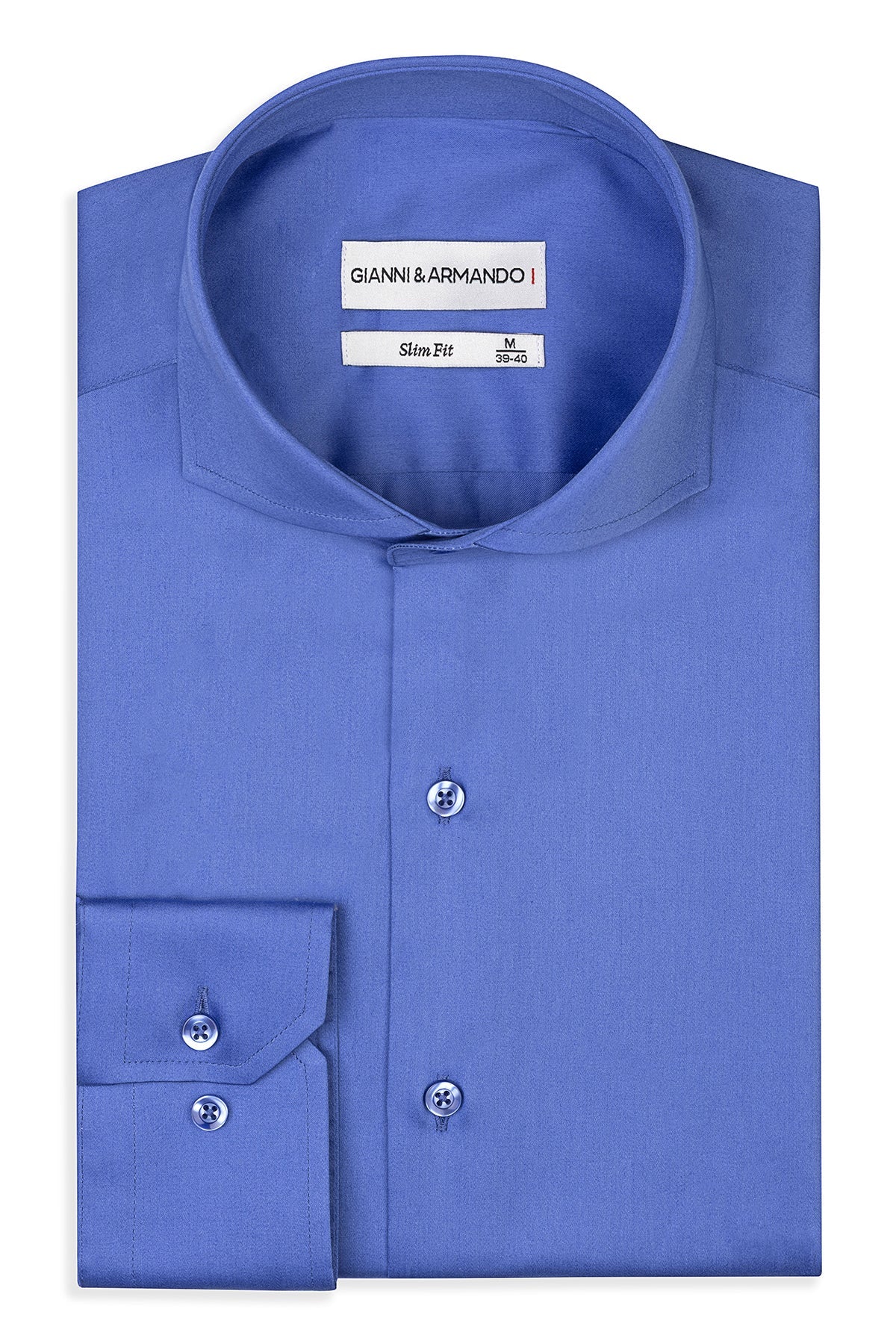 Chemise homme bleue à col italien, gros plan sur la coupe Slim Fit