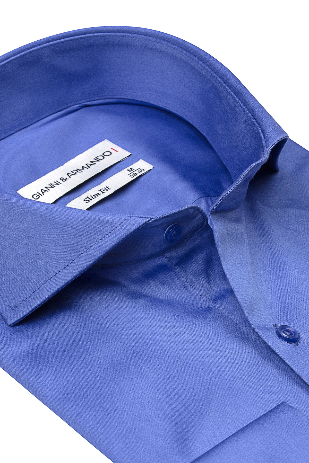 Vue latérale de la chemise en satin de coton à la surface lisse et au col élégant
