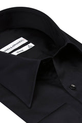 Seitliche Ansicht des Slim-Fit-Hemds mit langem, spitzem Kragen – elegante schwarze Business-Optik