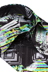 Detailaufnahme des geometrischen Farbprints auf dem Slim Fit Herrenhemd