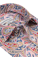 Seitliche Ansicht des Slim Fit Herrenhemds mit feinem Paisley-Muster, ideal für Business-Looks