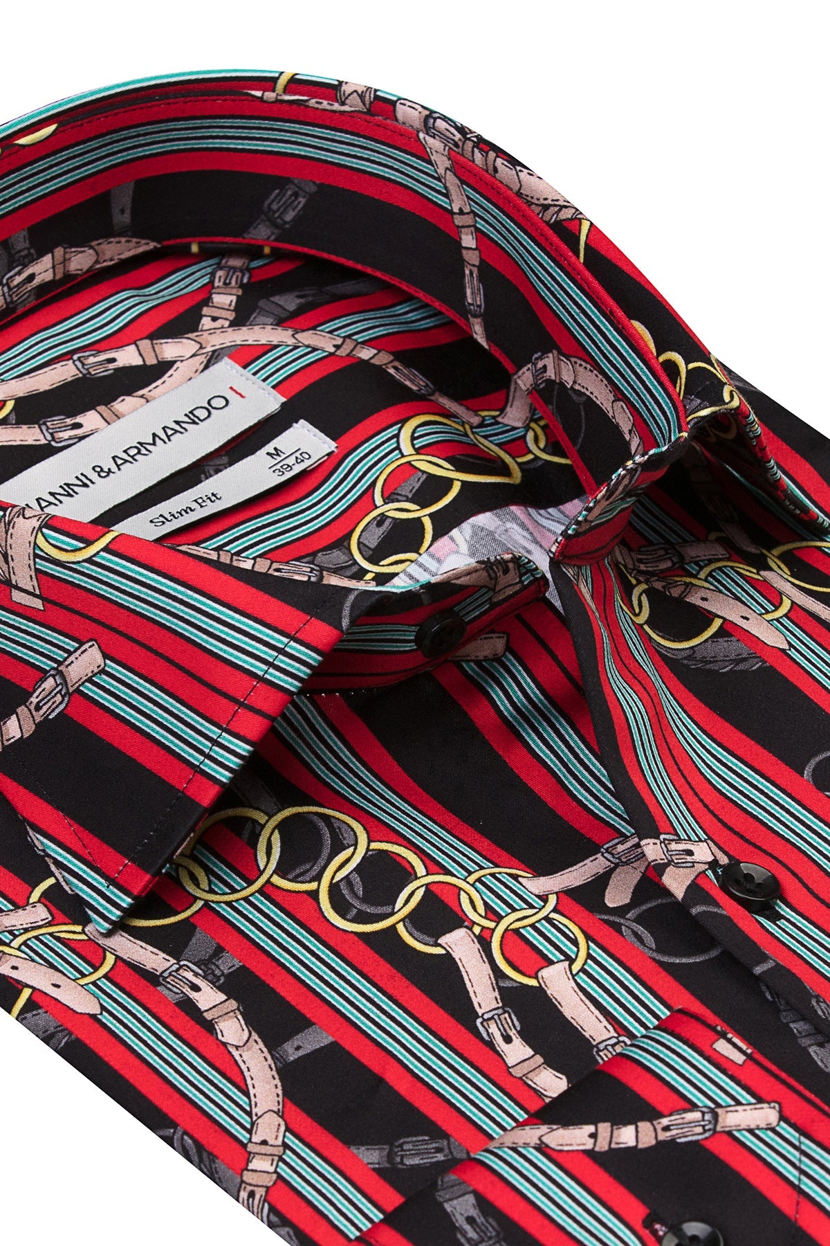 Profil de la chemise slim fit, soulignant les manches longues et la silhouette ajustée.