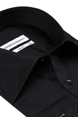 Seitliche Ansicht des eleganten Slim Fit Hemdes in Schwarz mit verlängertem Kragen
