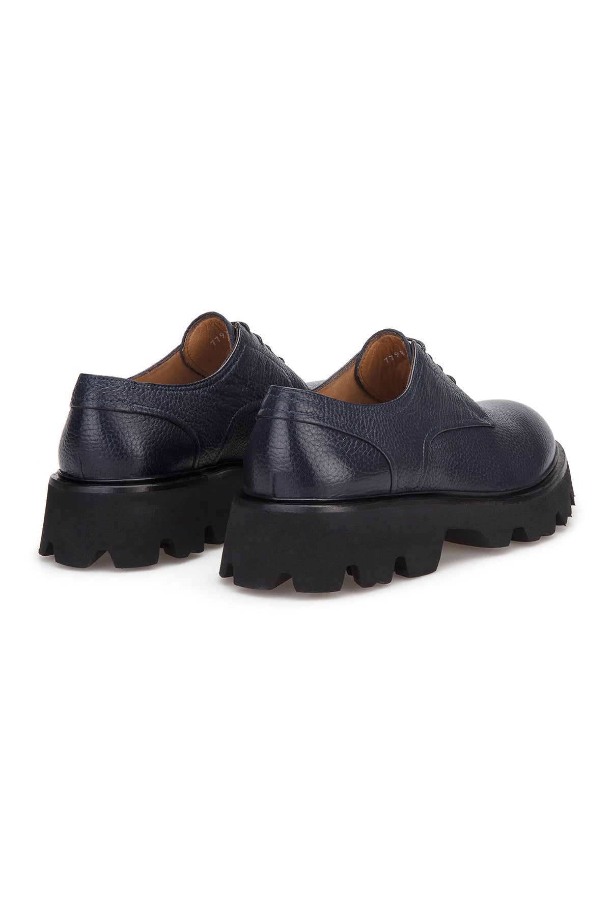 Schuh im Einsatz bei einem Spaziergang – elegante Navy‑Blue Farbe