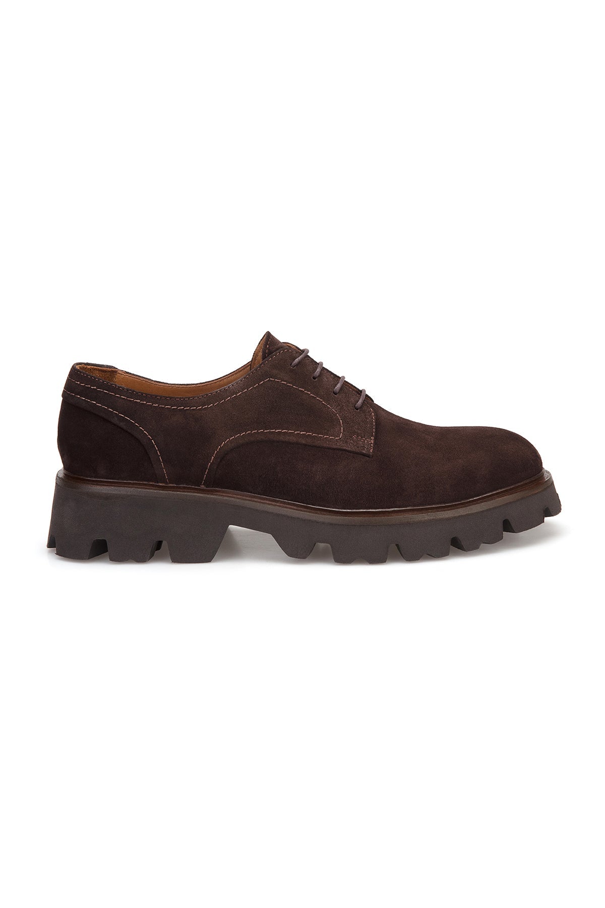 Seitliche Ansicht der braunen Wildleder-Casual-Schuhe mit runder Schuhspitze