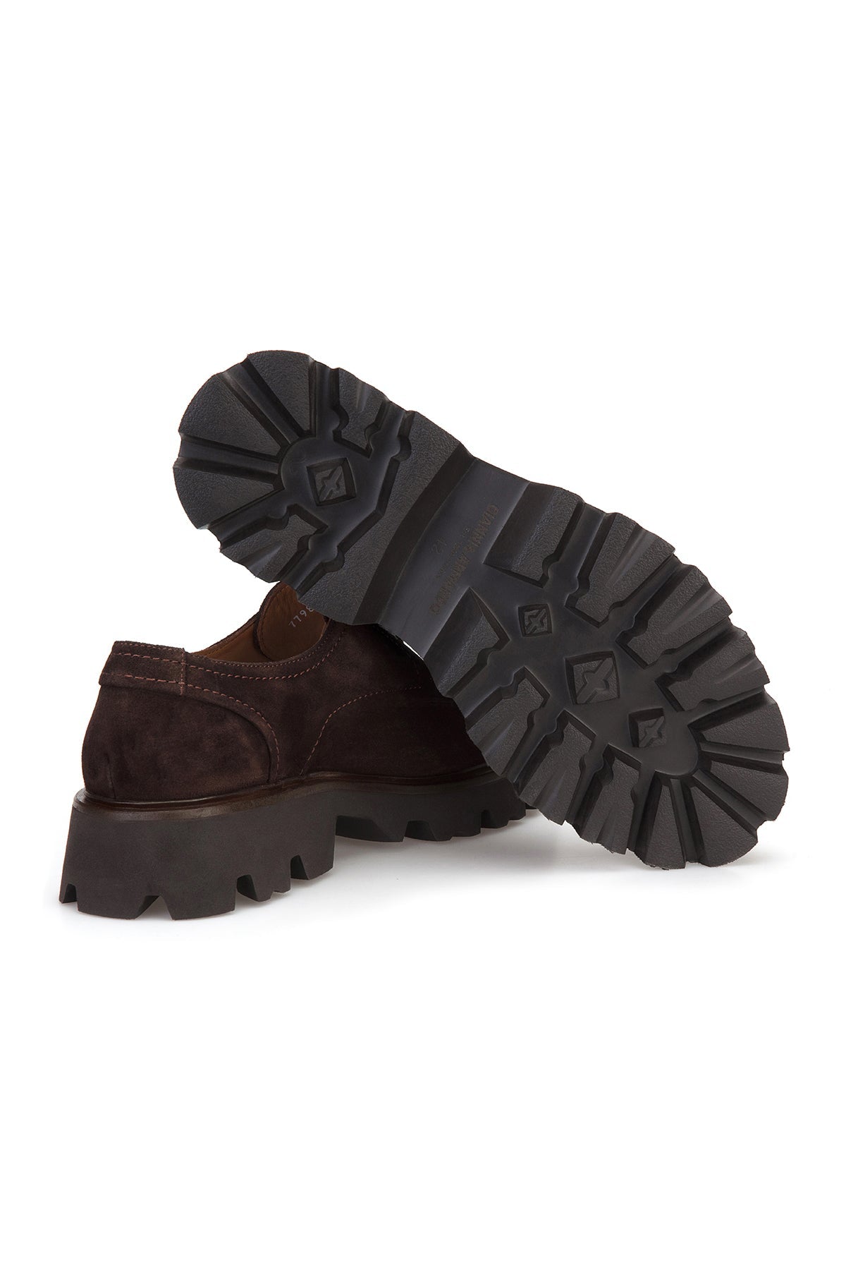 Herren in lässiger Pose mit Wildleder-Casual-Schuhe im Alltag