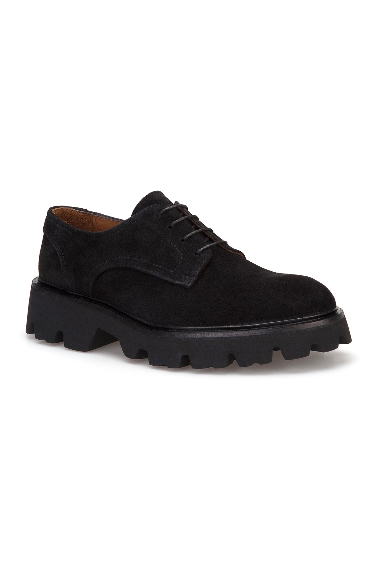 Nahaufnahme des weichen Wildleders und der feinen Lederfutterdetails der Casual Schuhe.